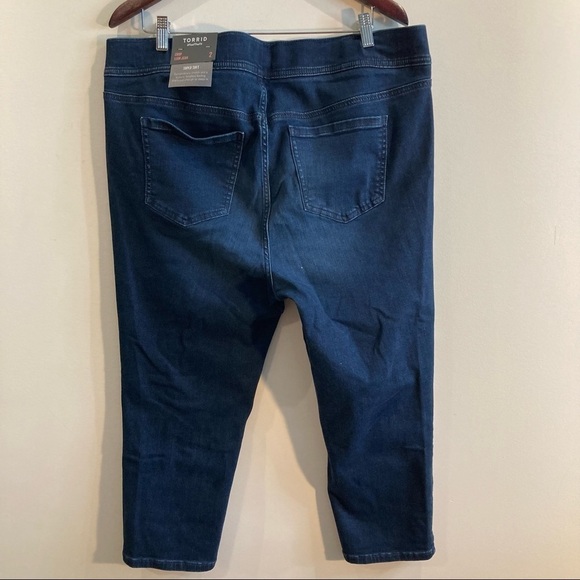 TORRID Sz  2 (2x) Crop Lean Mid Wash Jeans NWT - Picture 6 of 8